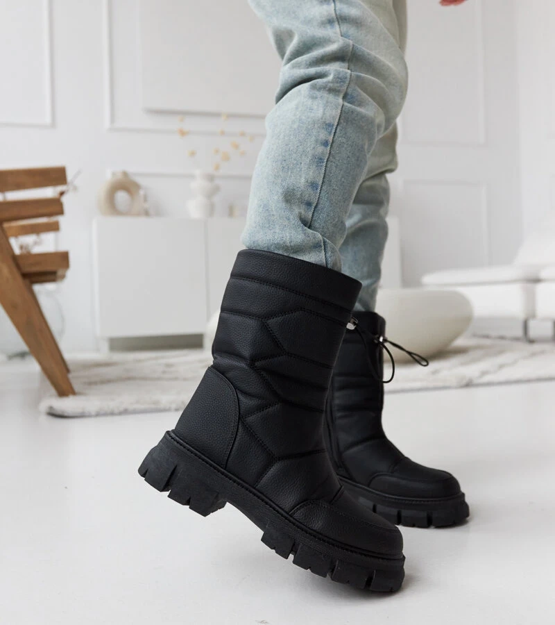 Bocanci negri izolați din piele ecologică Lealdo.