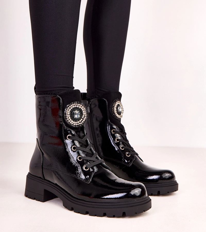 Cizme negre lăcuite cu ornament pe limbă Marrisa