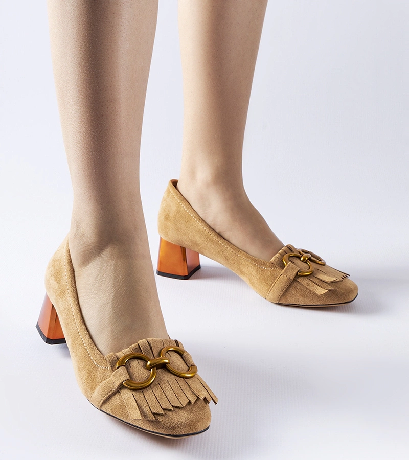 Pantofi bej cu toc gros Basso