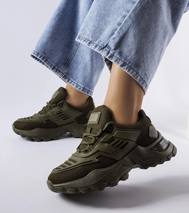 Adidași verzi pe o talpă Sacchi solidă