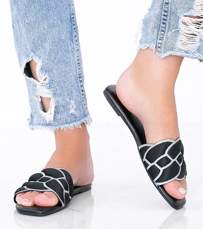 Șlapi negri cu partea superioară decorativă de Stormi