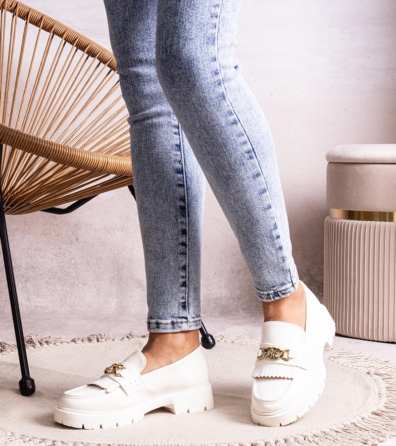 Pantofi albi de jumătate cu o cataramă de aur Anielania