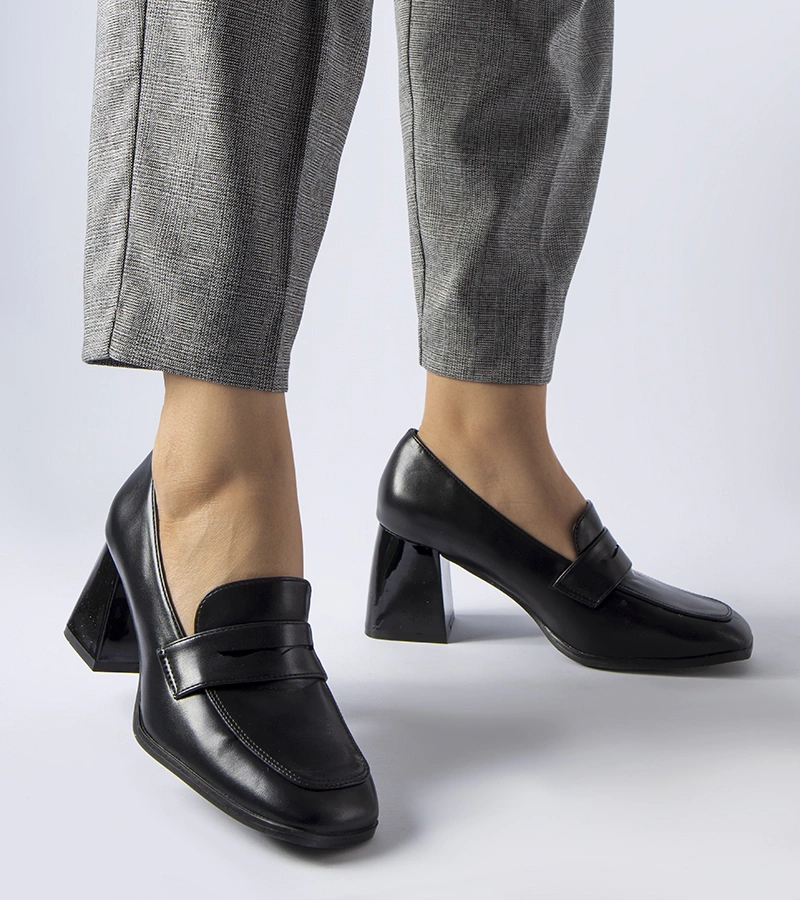 Pantofi negri cu toc lucios Beroide