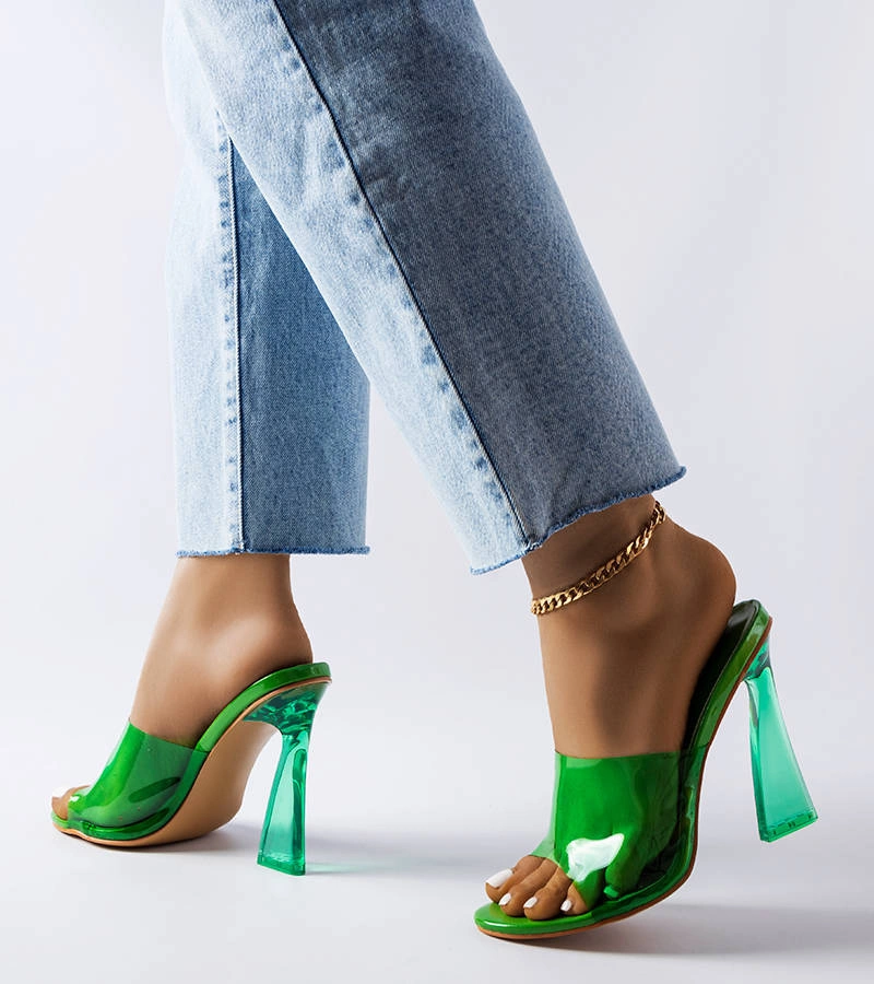 Șlapi verzi și transparenți pe o postare de Clichy