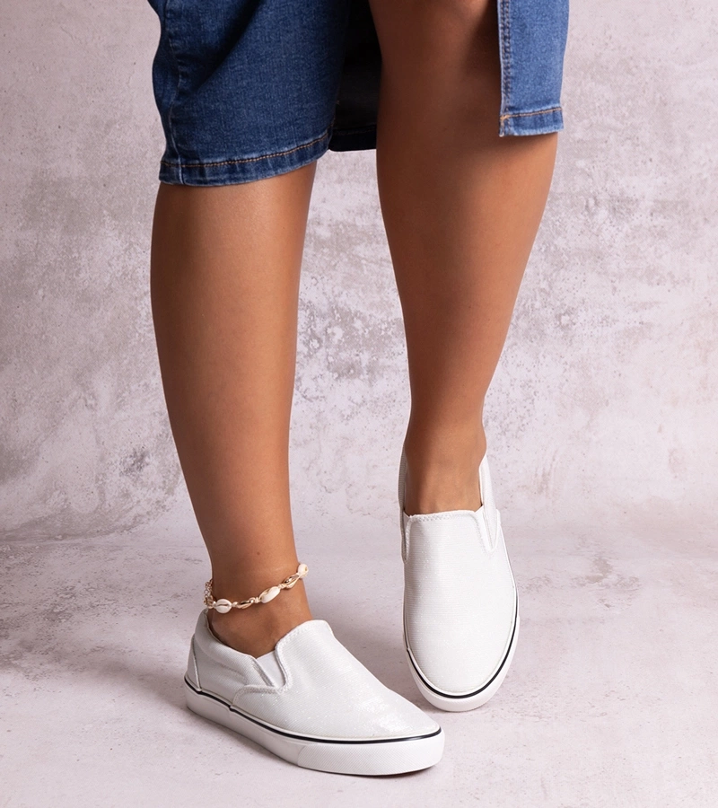 Teniși strălucitori albi ai lui Sheliana