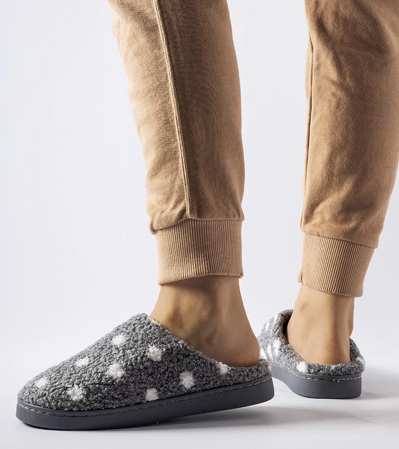 Pantofii de casă călduroși cu buline albe Laino