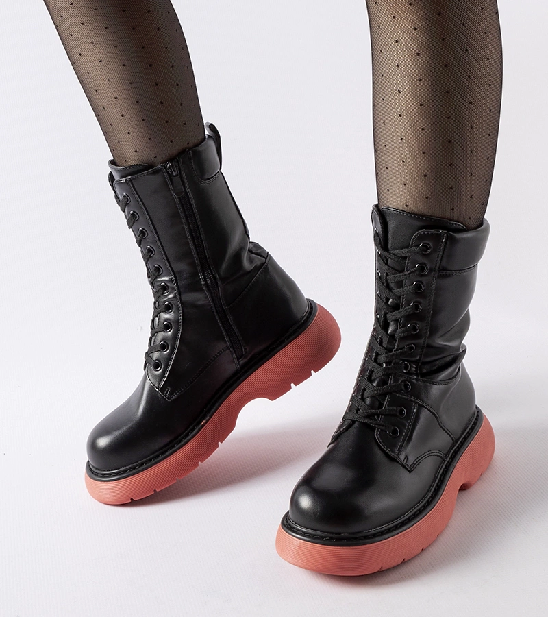 Bocanci negri izolați cu talpă roz Beata