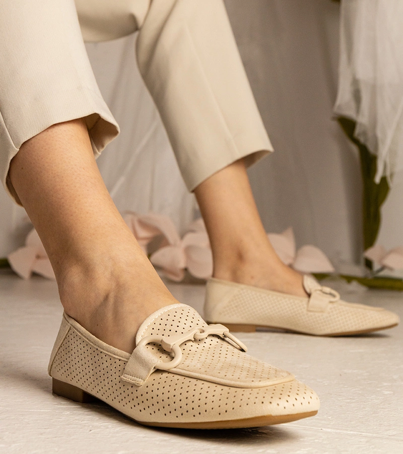 Mocasini bej pentru femei cu decupaje și ornament Mensory