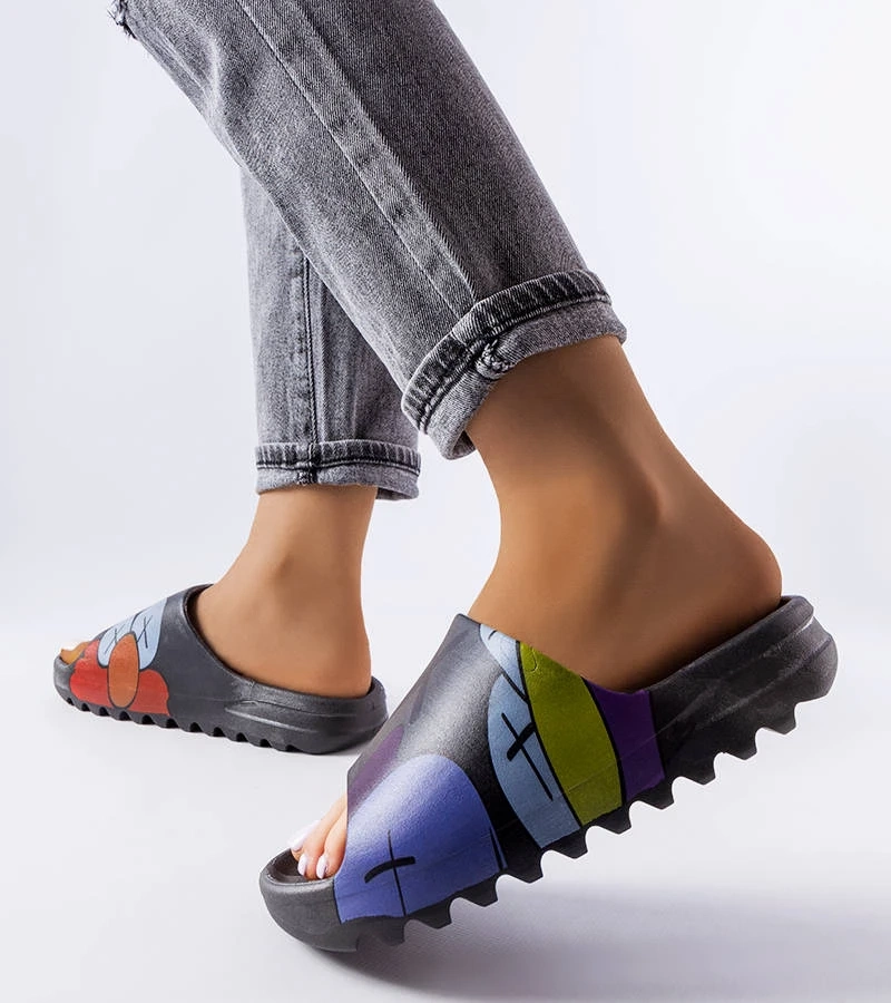 Șlapi negri cu imprimeuri cu bandă de rulare și Lindale