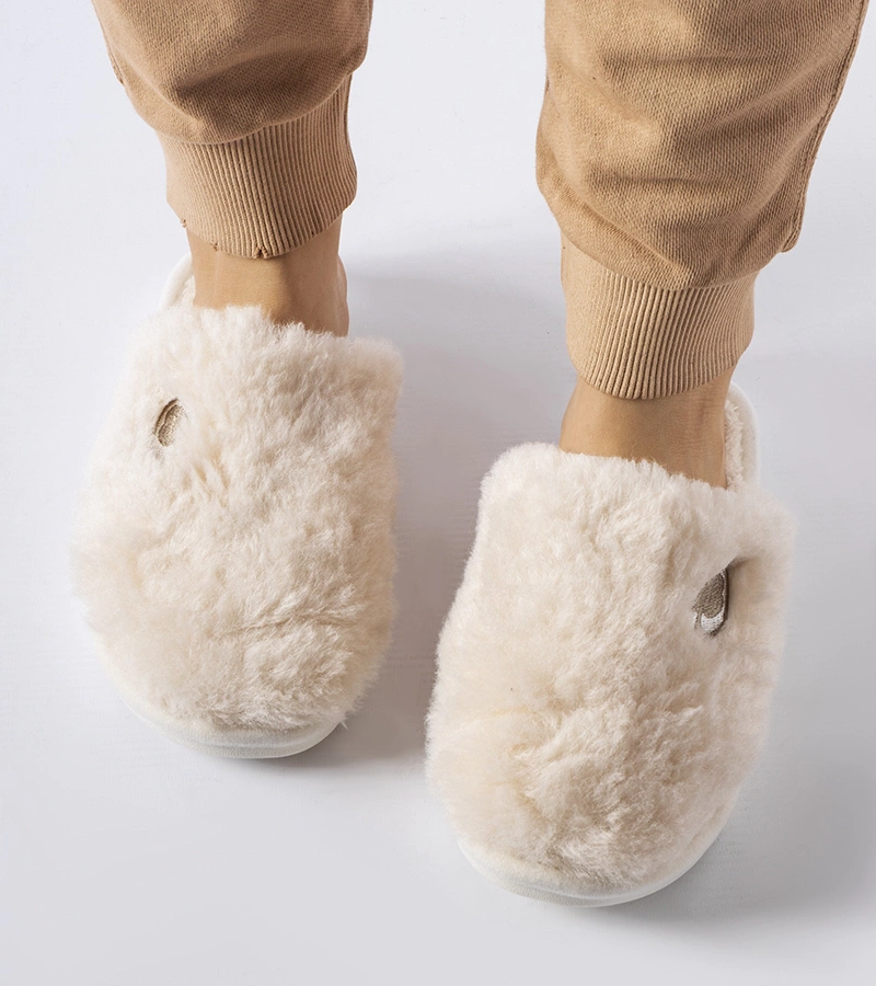 Papuci călduroși bej cu emblema Alessio