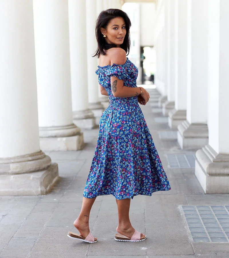 Rochie midi cu flori albastre de Rosanna