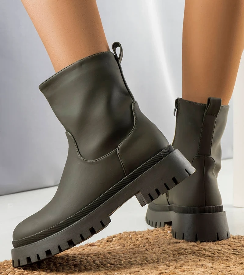 Cizme verzi izolate Basil