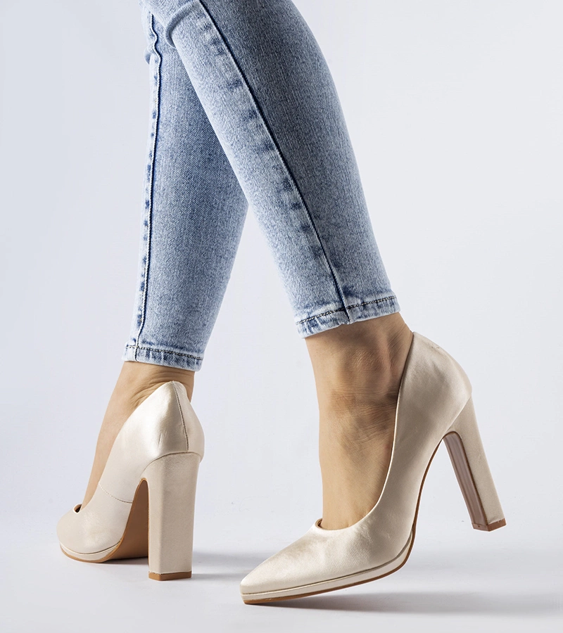 Pantofi cu toc Rivers din satin bej