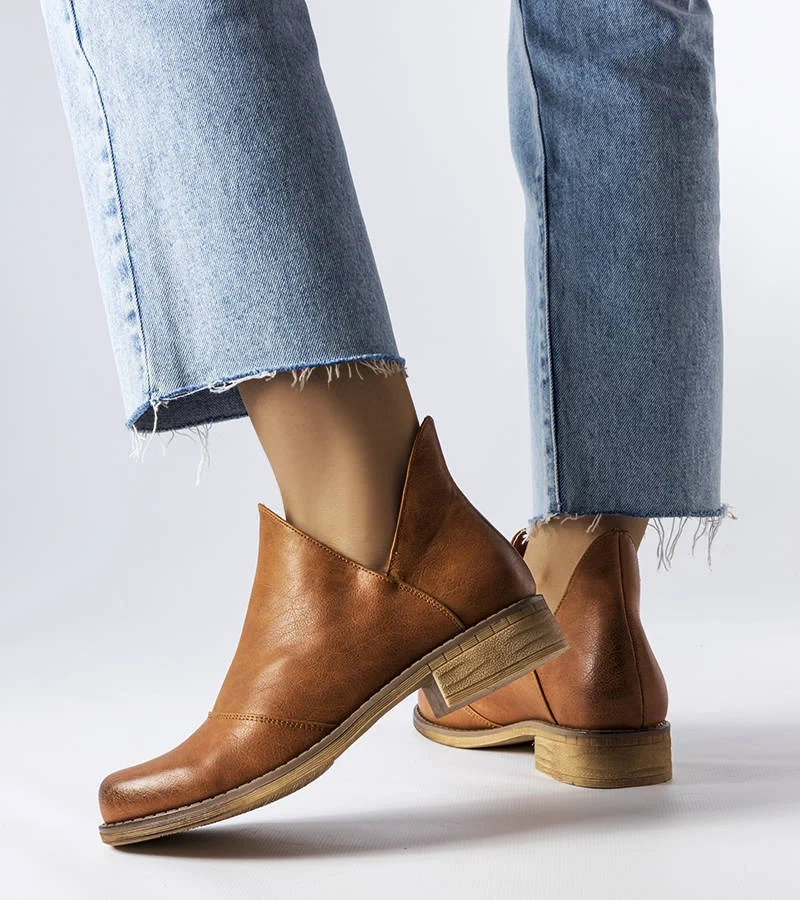 Cizme maro cu partea superioară neregulată de Lacombe