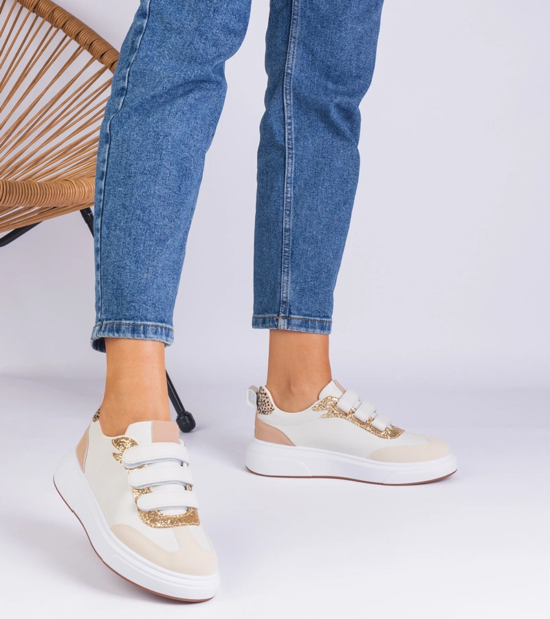 Adidași bej pentru femei cu arici decorați cu sclipici Kasabella