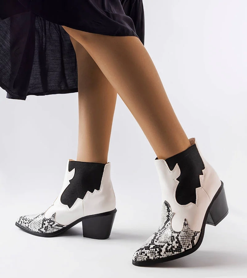 Cizme de cowboy izolate albe cu motiv de șarpe Goulet