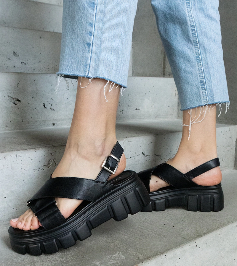 Sandalii negri eleganți cu platformă Torriana.