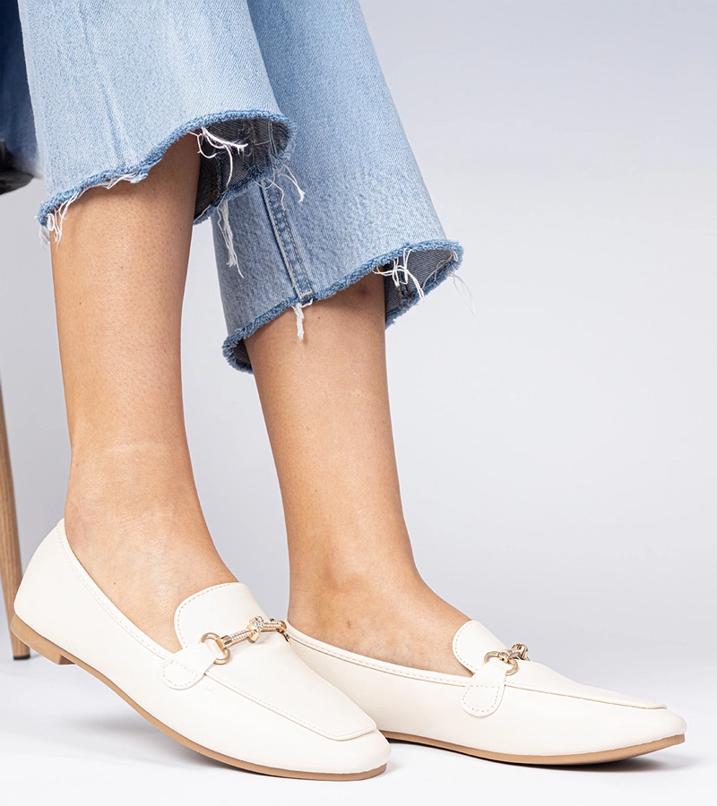 Mocasini eleganți bej cu ornament auriu și pietre strălucitoare Kalisa