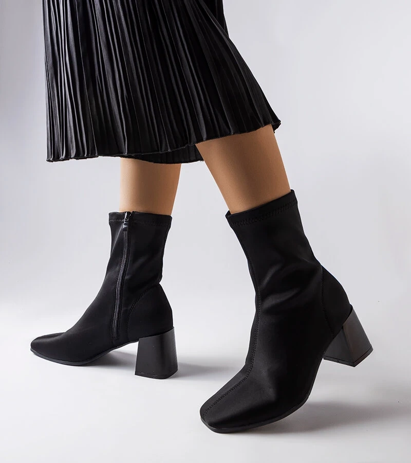 Cizme stiletto din satin negru de la Laforgen