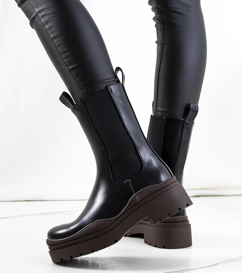 Cizme negre cu talpă maro de Nester