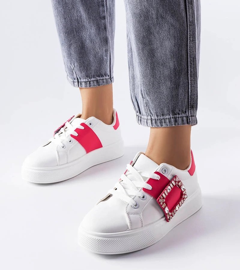 Adidași albi înfrumusețați cu o cataramă Ike roz