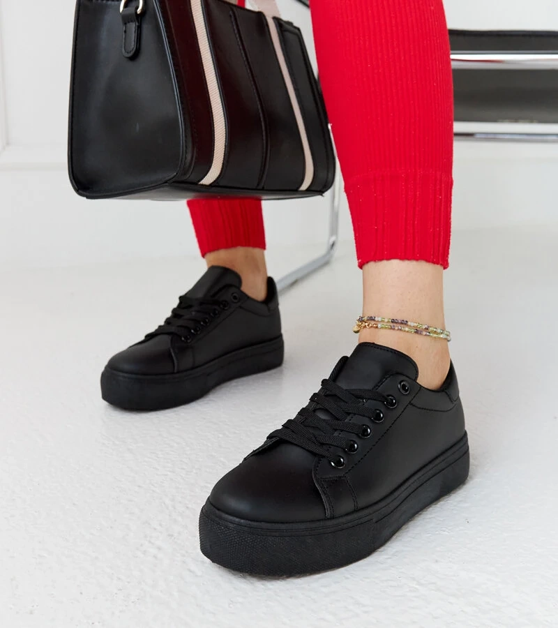 Adidași negri cu talpă groasă Ruta