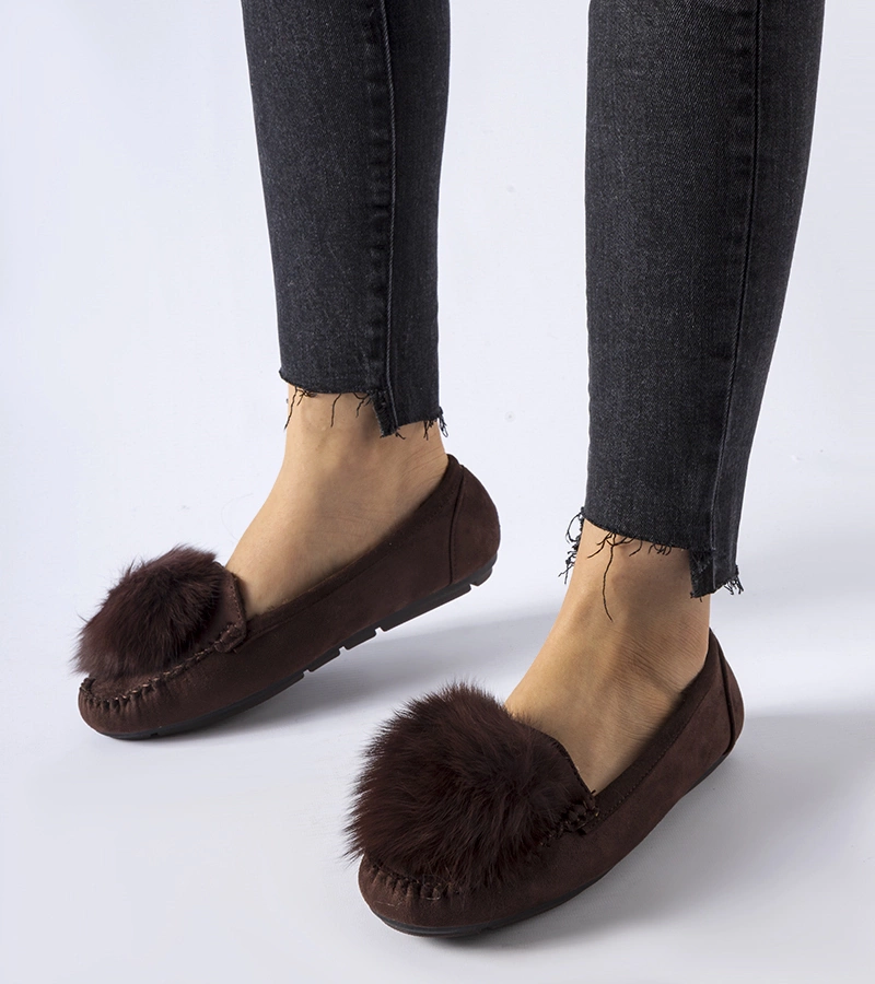 Pantofii călduroși maro cu pompom Marchetti