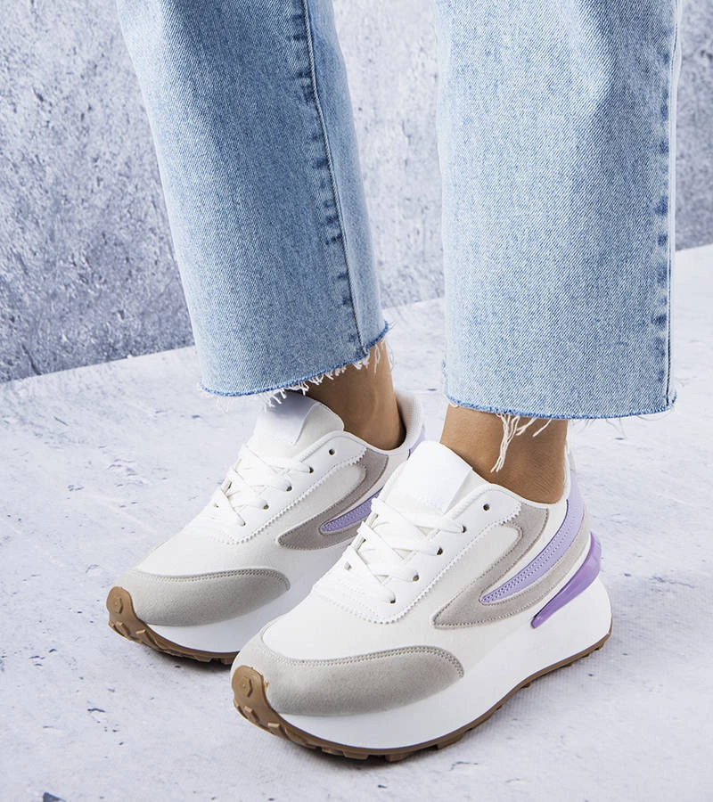 Adidași albi pe o talpă mai groasă Moore