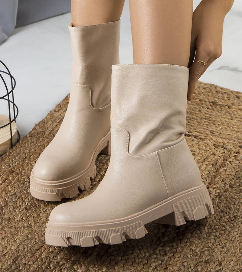 Nasidi bej cizme izolate bej