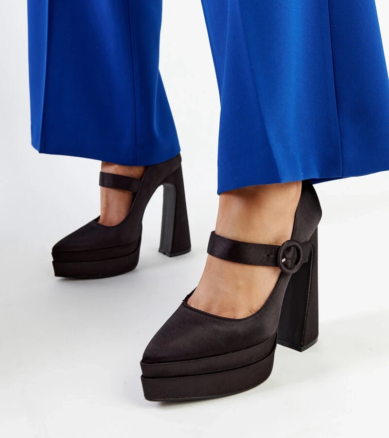 Pantofii negri cu toc înalt ai lui Mike