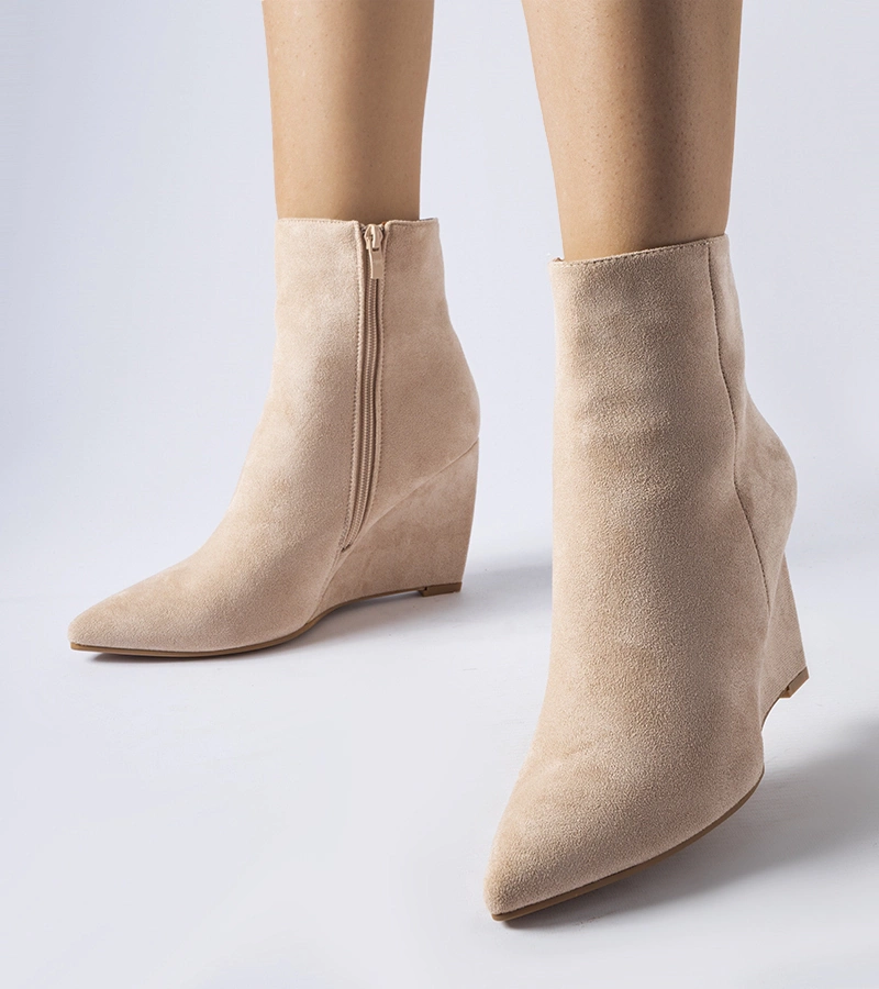 Botine bej cu vârf ascuțit și talpă cu platformă Aprutino