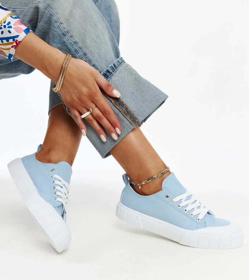 Teniși de pânză albaștri ai lui Eduard