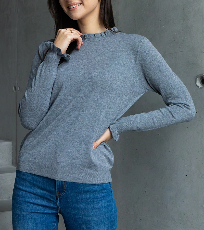 Sweterek moale gri decorat cu volane Luel.