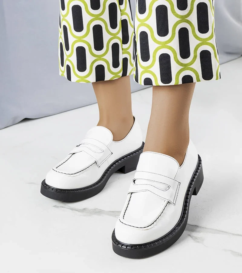 Pantofi Viola lăcuită albă