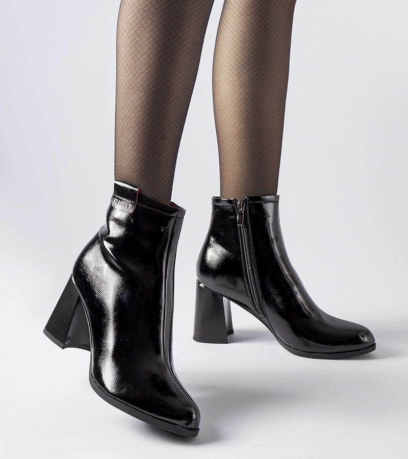 Botine negre căptușite și lacuite Carcare