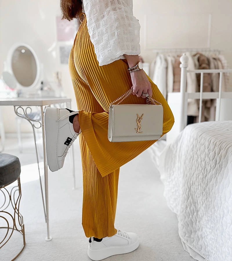 Pantaloni Claudette cu pliuri galbene