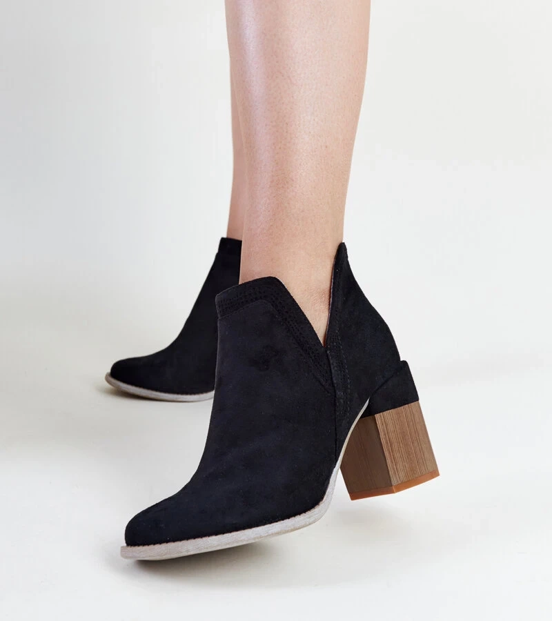 Bocanci negri căptușiți asimetrici pe toc cub Vanja