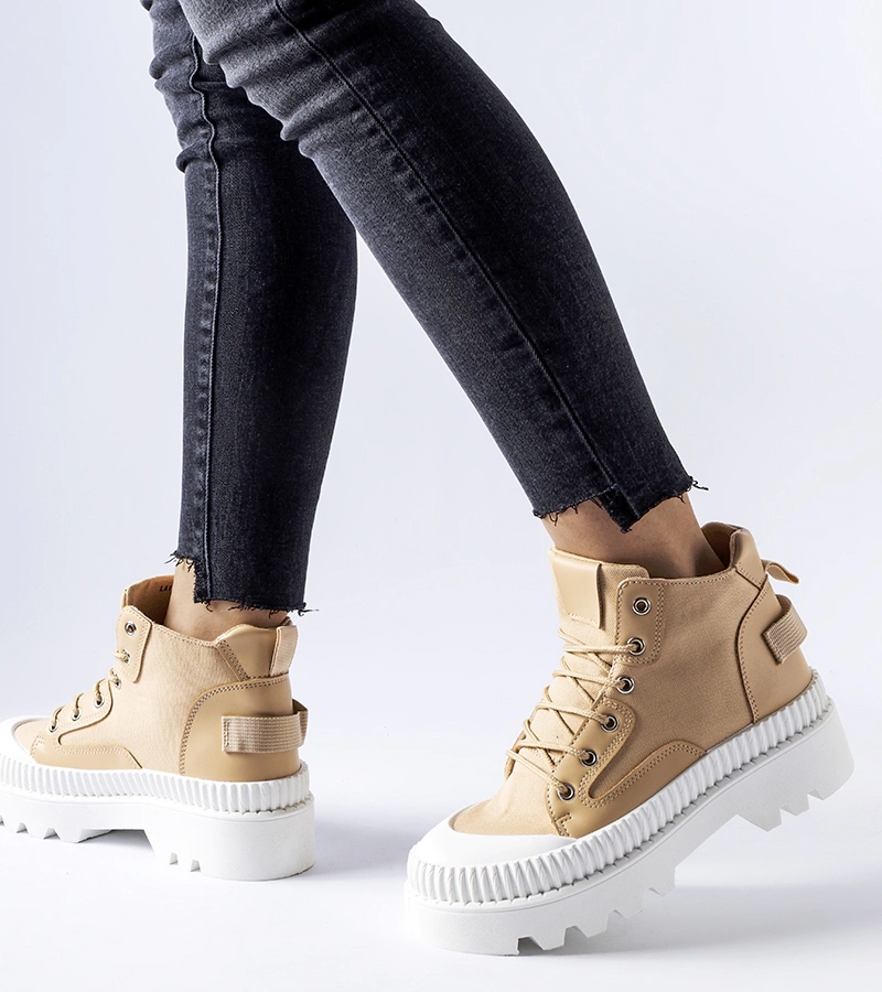 Tenisii cu platformă Grotta de culoare bej închis.