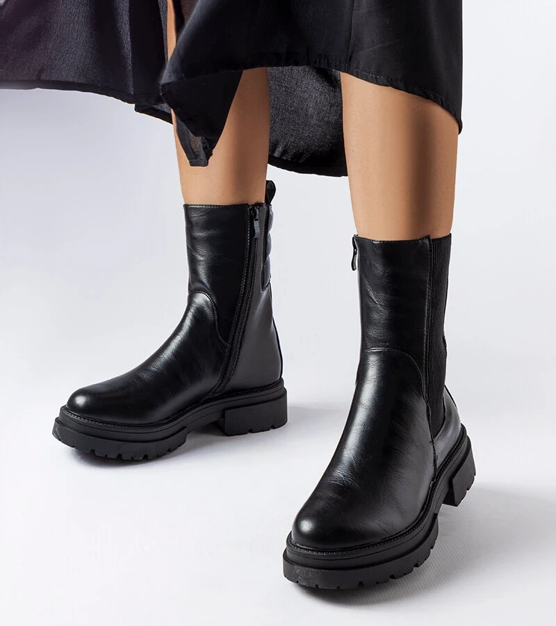 Cizme negre izolate Fornari