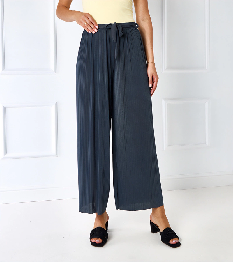 Pantaloni Claudette cu pliuri gri