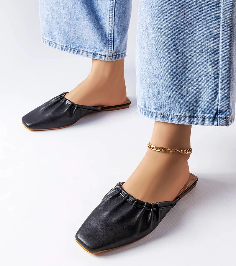 Șlapi negri cu nasul încrețit de Aasiaat