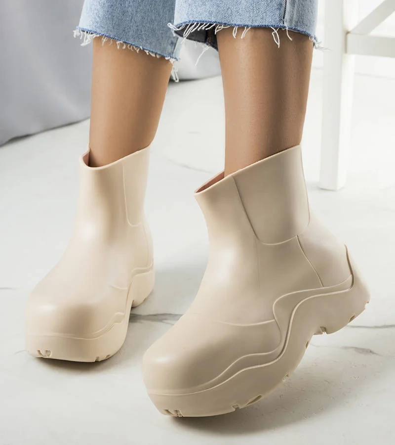 Pantofi bej cu talpă înaltă de Frolo