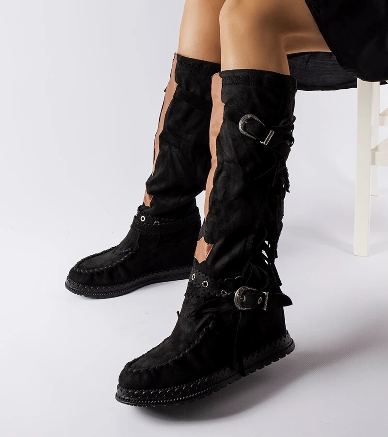 Cizmele negre cu toc acoperit ale lui Filibert