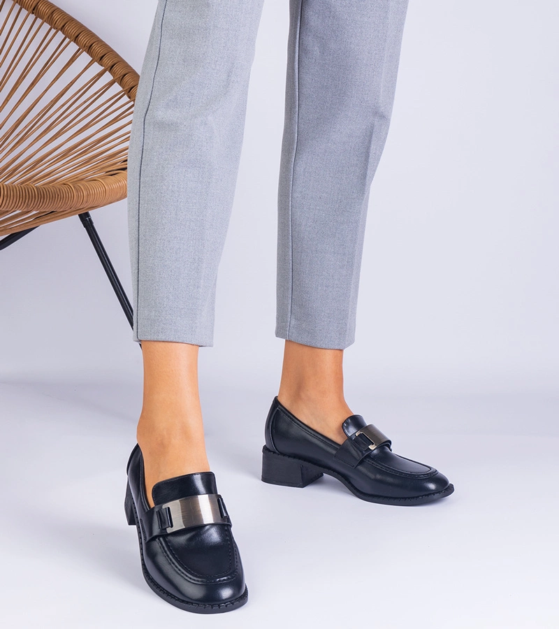 Pantofi negri cu toc jos și decorațiune metalică Lunares