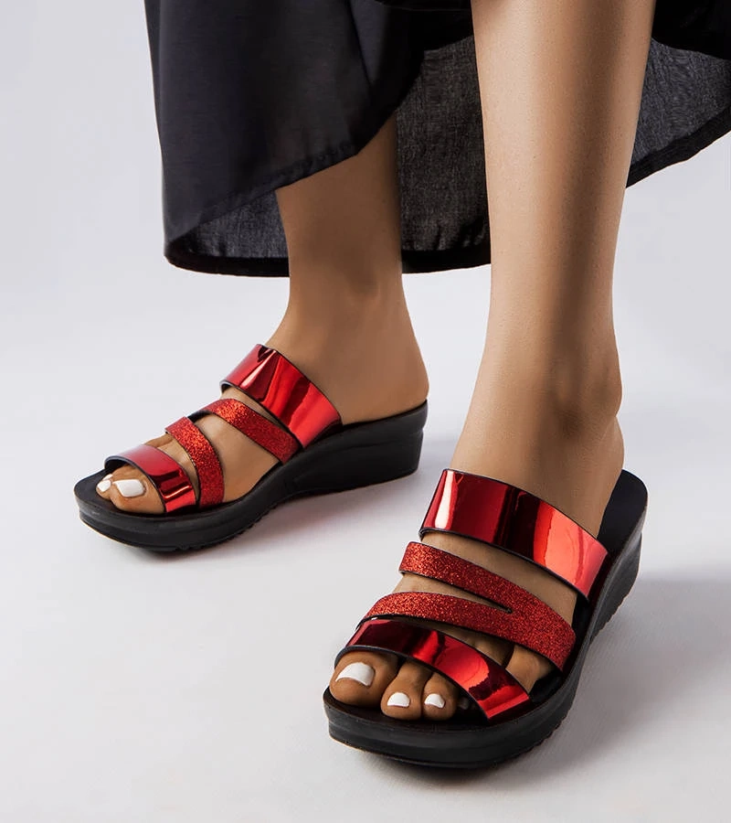 Șlapii roșii cu sclipici ai lui Lola