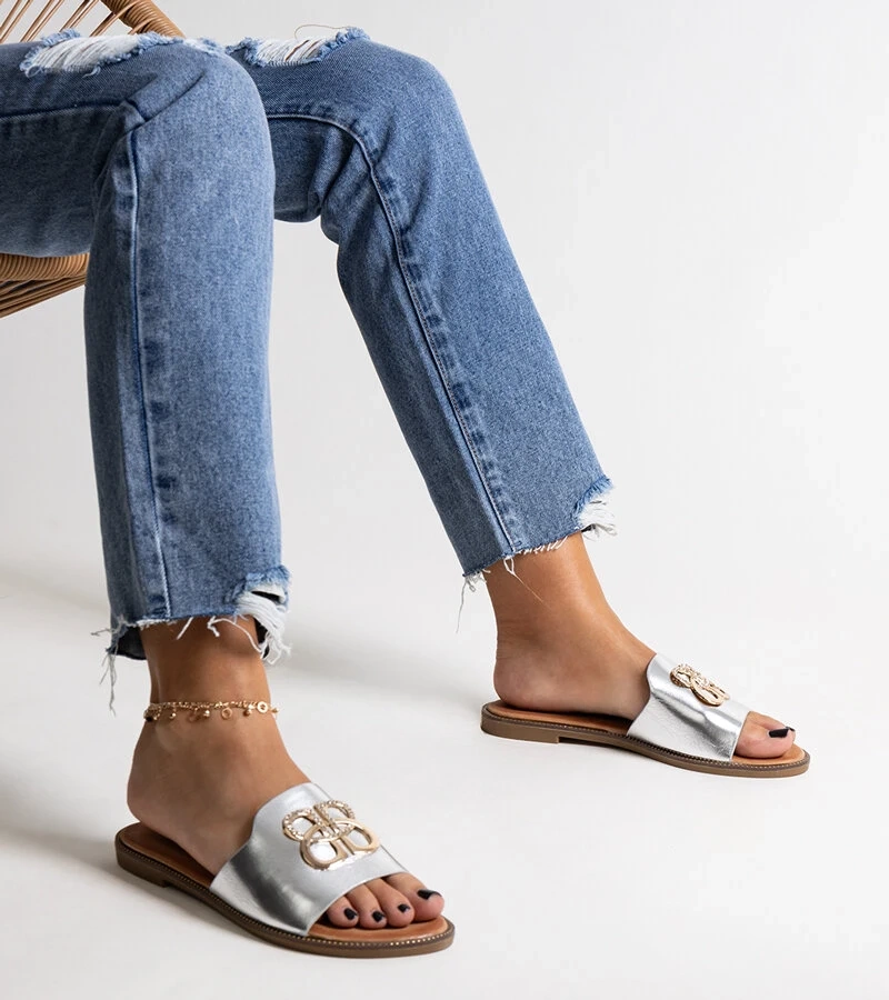 Papuci de argint cu o cataramă decorativă Bera