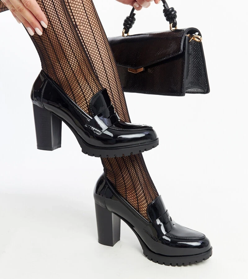 Pantofi de dama cu toc, lăcuiți în negru, de la Licoletta