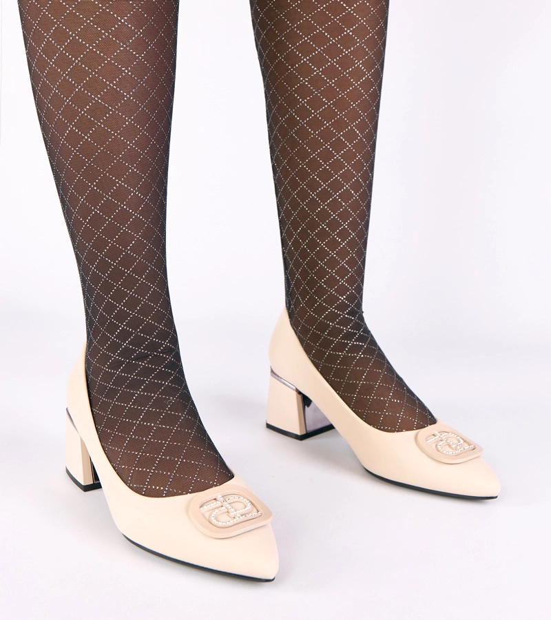 Pantofi bej cu toc gros decorat cu pietre strălucitoare Merla