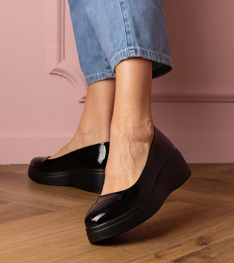 Pantofi negri lăcuiți pe platformă Nikara
