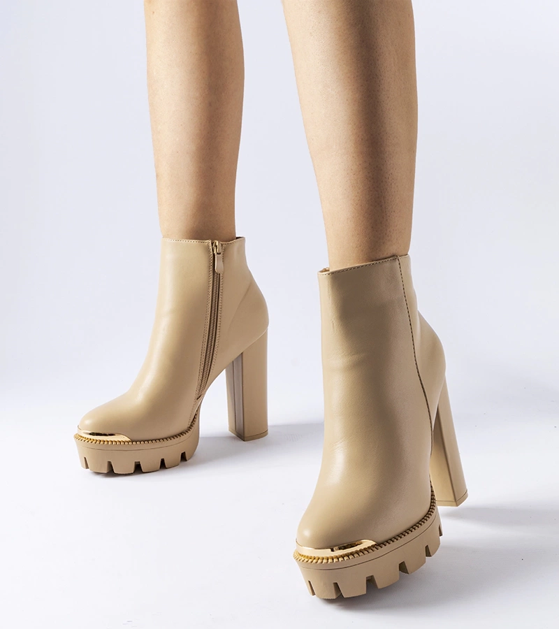 Botine bej cu vârf decorativ pe toc Pepe